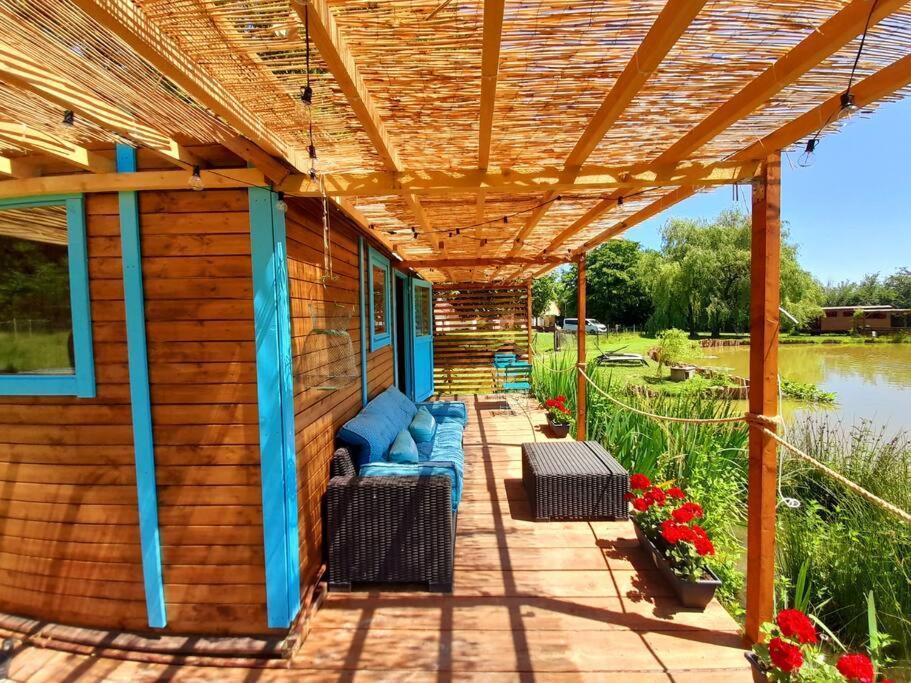 Vila La Roulotte Du Pecheur Saint-Privé Exteriér fotografie