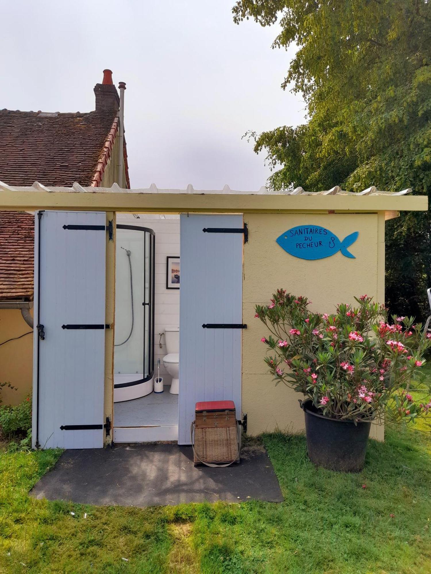 Vila La Roulotte Du Pecheur Saint-Privé Exteriér fotografie